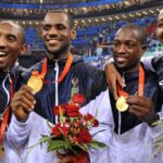 USA sind Olympiasieger 2008 v.li.: Kobe Bryant, LeBron James, Dwyane Wade und Carmelo Anthony präsentieren ihre Goldmedaillen Basketball OS Sommer Herren Olympische Spiele Beijing 2008