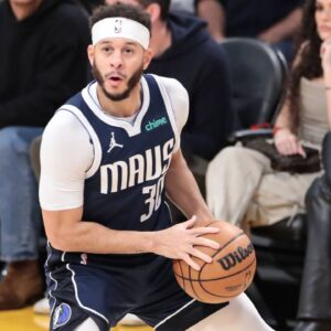 Dallas Mavericks guard Seth Curry (30) looks to shoot during the NBA, Basketball Herren, USA game between the Dallas Mavericks and Los Angeles Lakers on January 17. 2024, at Crypto.com Arena in Los Angeles, CA.