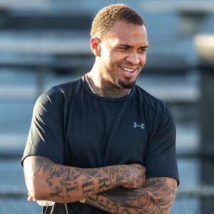 Maurkice Pouncey chats with Lakeland High School football players during their first day of practice at Bryant Stadium in Lakeland Fl. Monday July 29 2024. Ernst Peters/The Ledger