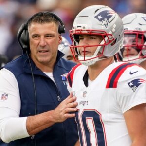 New England Patriots coach Mike Vrabel talks to quarterback Drake Maye (10) during the second quarter at Nissan Stadium in Nashville, Tenn., Sunday, Oct. 19, 2025.