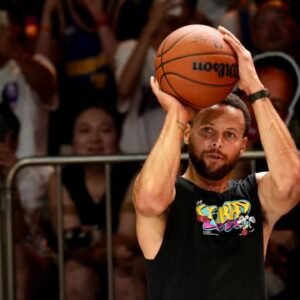 NBA, Basketball Herren, USA star Stephen Curry offers coaching sessions for young players during his 2025 Curry Brand China Tour at the Chongqing International Expo Center on August 20, 2025 in Chongqing, China