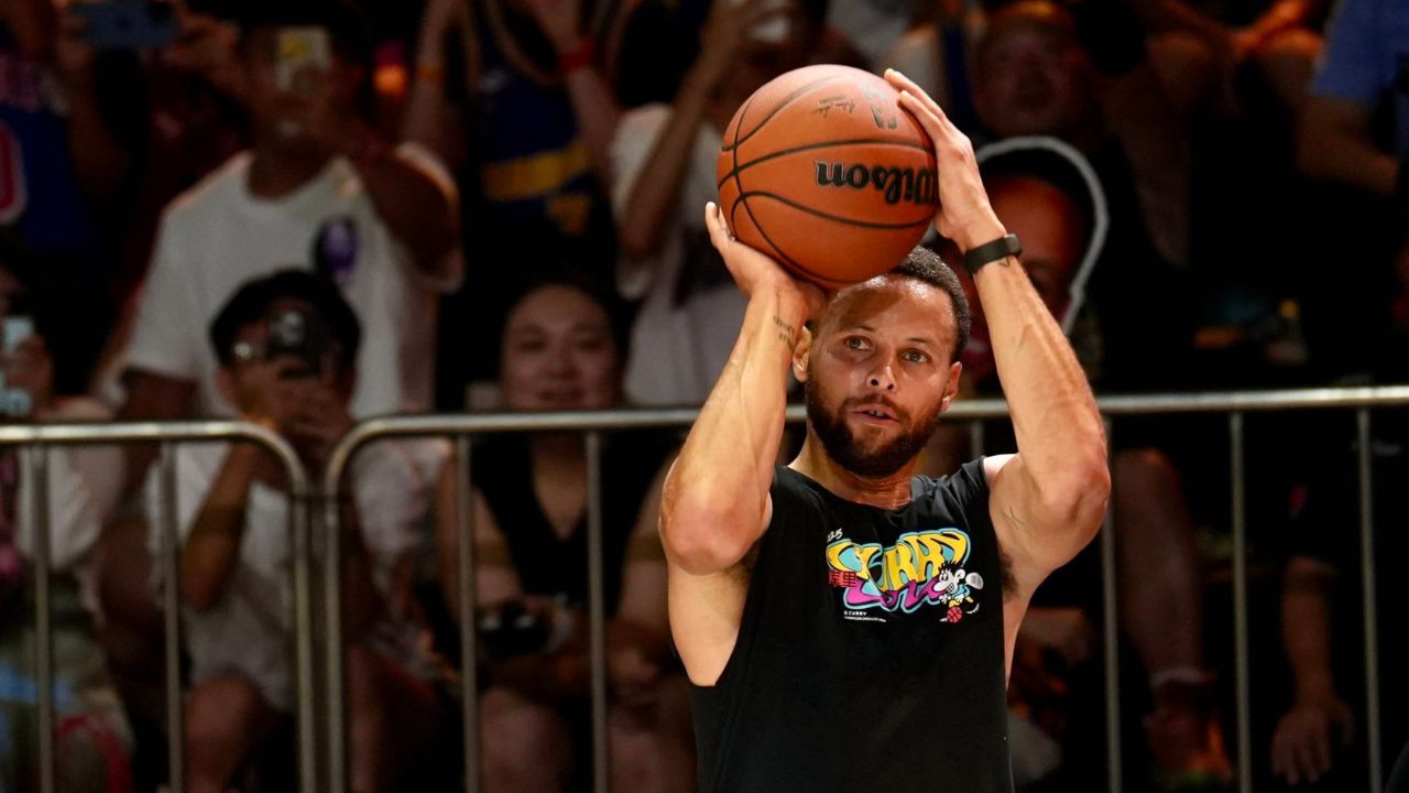 NBA, Basketball Herren, USA star Stephen Curry offers coaching sessions for young players during his 2025 Curry Brand China Tour at the Chongqing International Expo Center on August 20, 2025 in Chongqing, China