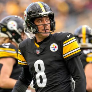 Pittsburgh Steelers quarterback Aaron Rodgers (8) comes off the field after failing to convert on third down in the second quarter of the NFL Week 11 game between the Pittsburgh Steelers and the Cincinnati Bengals at Acrisure Stadium in Pittsburgh on Sunday, Nov. 16, 2025. The Steelers led 10-6 at halftime.