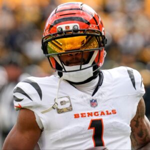 Cincinnati Bengals wide receiver Ja'Marr Chase (1) runs warmups before the first quarter of the NFL Week 11 game between the Pittsburgh Steelers and the Cincinnati Bengals at Acrisure Stadium in Pittsburgh on Sunday, Nov. 16, 2025.