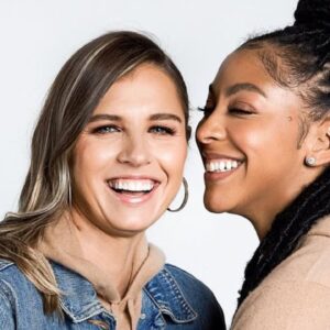 Anna Petrakova (L), Candace Parker (R)