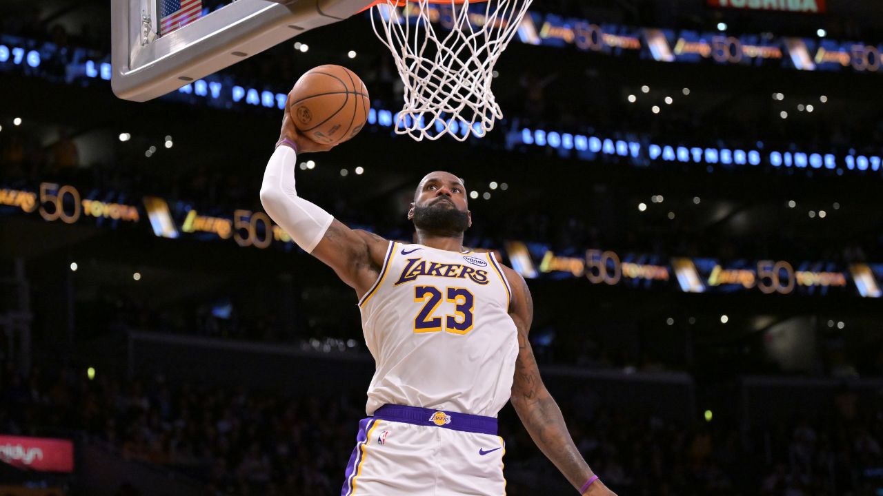 Los Angeles Lakers forward Lebron James (23) dunks in the second half against the Sacramento Kings at Crypto.com Arena.