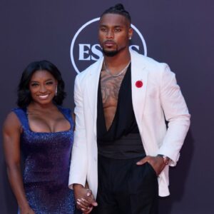 Simone Biles (left) and Jonathan Owens pose on the ESPYs red carpet at the Dolby Theatre.