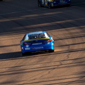 NASCAR, Motorsport, USA Cup-Serie 2025: NASCAR Cup Series Meisterschaft Denny Hamlin AVONDALE, AZ USA - November 02, 2025: DENNY HAMLIN (11) of Chesterfield, VA races through the turns during the NASCAR Cup Series Championship at the Phoenix Raceway in AVONDALE AZ