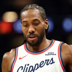 Los Angeles Clippers forward Kawhi Leonard (2) against the Phoenix Suns in the first half at Mortgage Matchup Center.