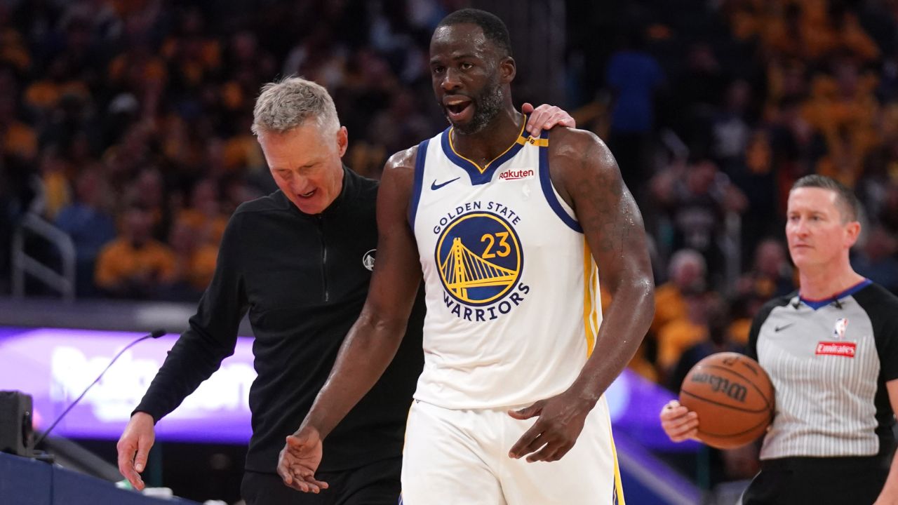 Golden State Warriors forward Draymond Green (23) walks towards the team bench with head coach Steve Kerr after a play against the Memphis Grizzlies in the third quarter at the Chase Center.