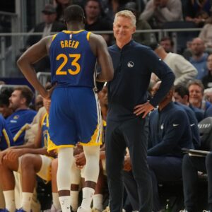 Oct 27, 2025; San Francisco, California, USA; Golden State Warriors head coach Steve Kerr meets with forward Draymond Green (23) after Green fouled out against the Memphis Grizzlies in the fourth quarter at the Chase Center