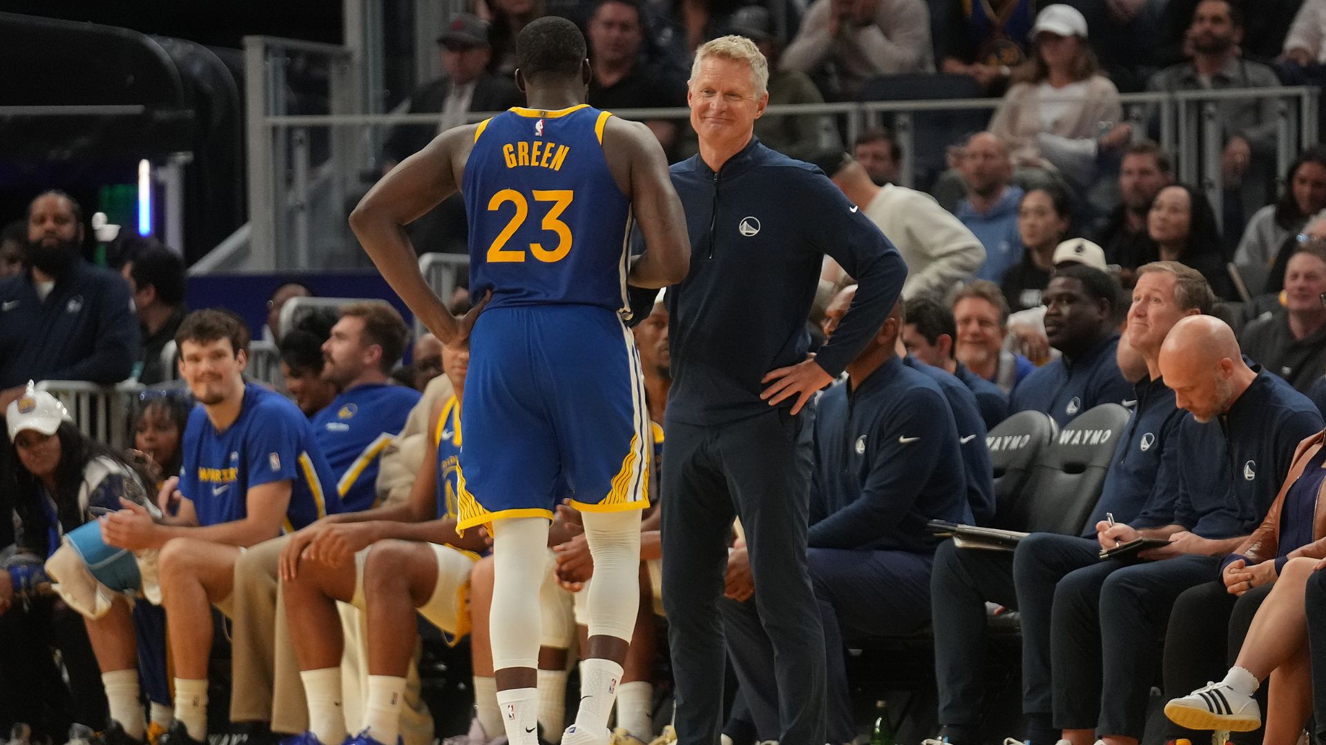 Oct 27, 2025; San Francisco, California, USA; Golden State Warriors head coach Steve Kerr meets with forward Draymond Green (23) after Green fouled out against the Memphis Grizzlies in the fourth quarter at the Chase Center