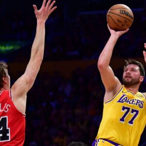 Los Angeles Lakers guard Luka Doncic (77) shoots against Chicago Bulls forward Matas Buzelis (14) during the first half at Crypto.com Arena.