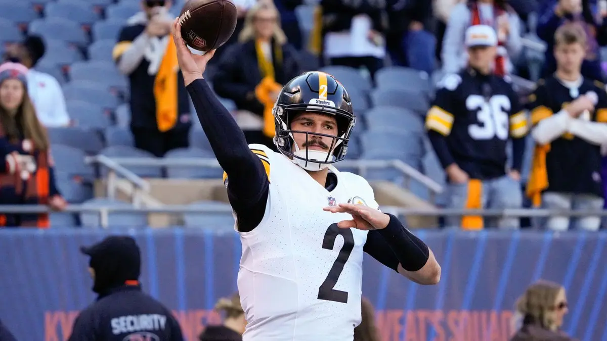 Mason Rudolph throws a pass during a Pittsburgh Steelers practice.